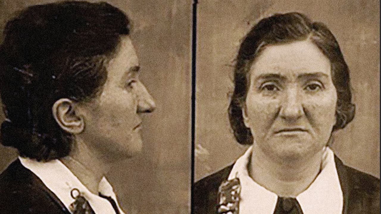 <b>Leonarda Cianciulli, la jabonera de Correggio</b>
<br>Nacida en 1893, esta italiana fue conocida como "la jabonera de Correggio" por haber asesinado a tres mujeres entre los años 1939 y 1940 convirtiendo sus cuerpos en jabón y pastas de té. Leonarda era considerada como una especie de vidente, y se aprovechó de esa situación para llevar a cabo sus crímenes. Eligió a tres mujeres que la fueron a ver en busca de una guía para su futuro, que no pudieron tener precisamente por su causa.