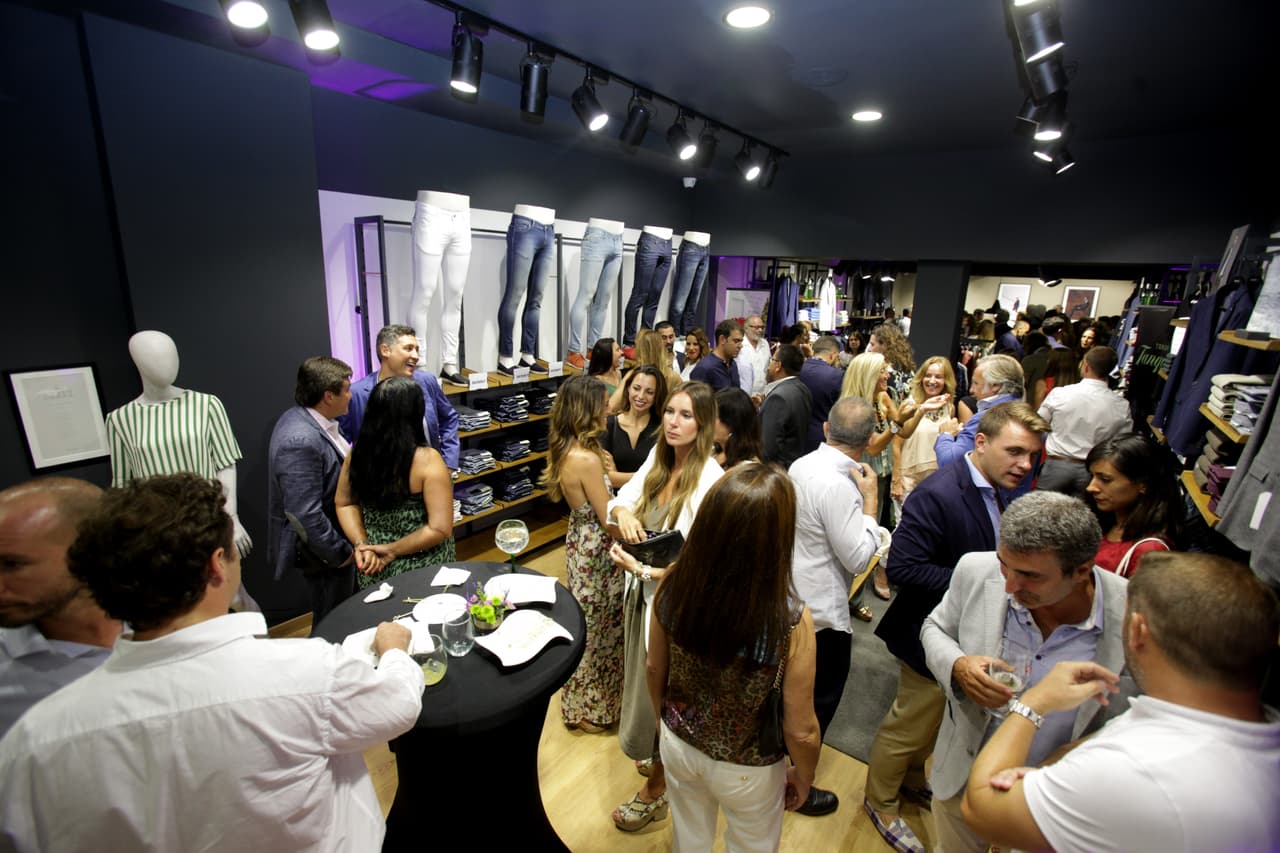 La tienda estaba abarrotada, todos los caballeros querían probarse los diseños de Banderas.