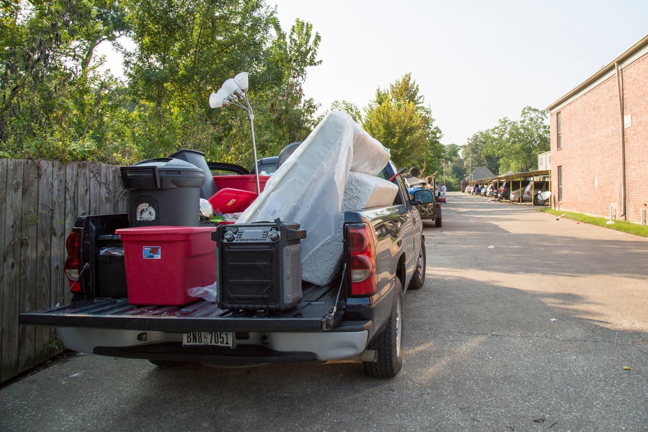 Los inquilinos de un complejo de apartamentos en Dickinson sacan lo poco que pudieron recuperar después de la inundación.