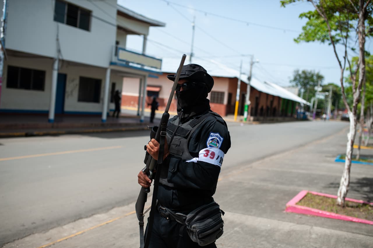 Nicaraguan police officer with bolt action hunting rifle in Masaya, July 13, 2018.