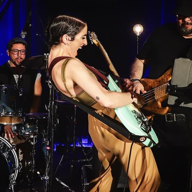 Emily Estefan puso a bailar a todos los asistentes al ritmo de los tambores y sabor latino, demostrando que la música la lleva en los genes.