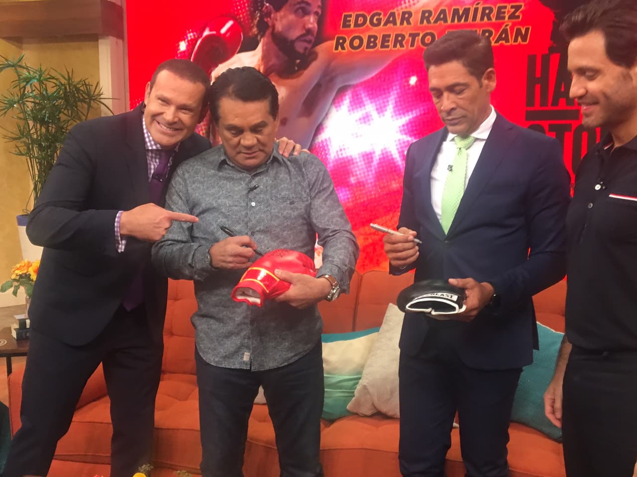 Muy feliz de tener su guante de box autografiado por un grande.