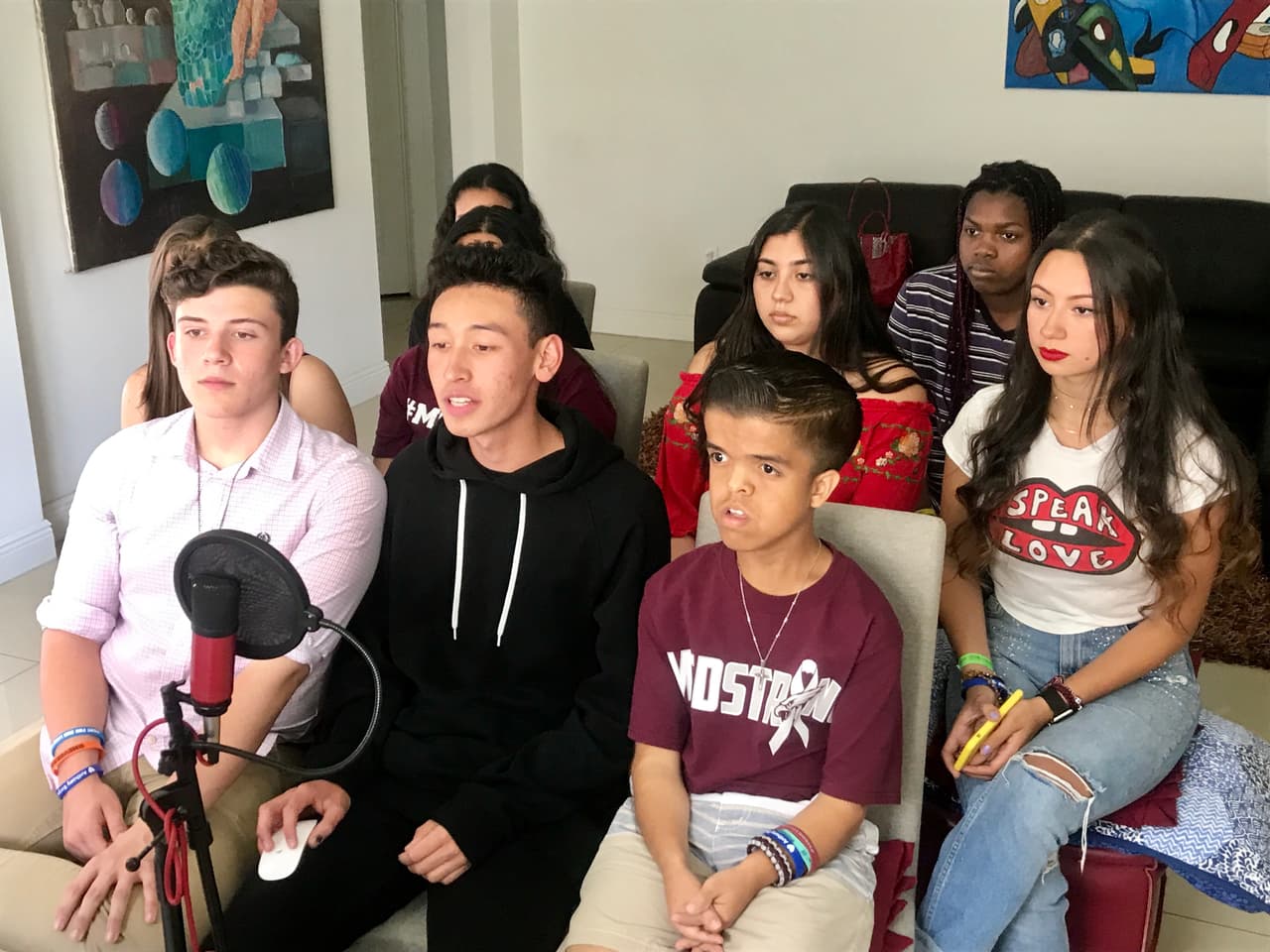 "Somos más": estudiantes de Parkland piden incluir a más latinos y minorías en el movimiento contra las armas