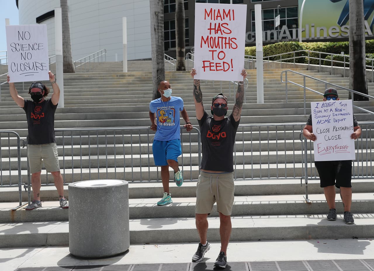 Las personas que protestaban reclaman que no hay un plan realista que diga que por cerrar sus negocios van a reducirse los casos de coronavirus en el condado.