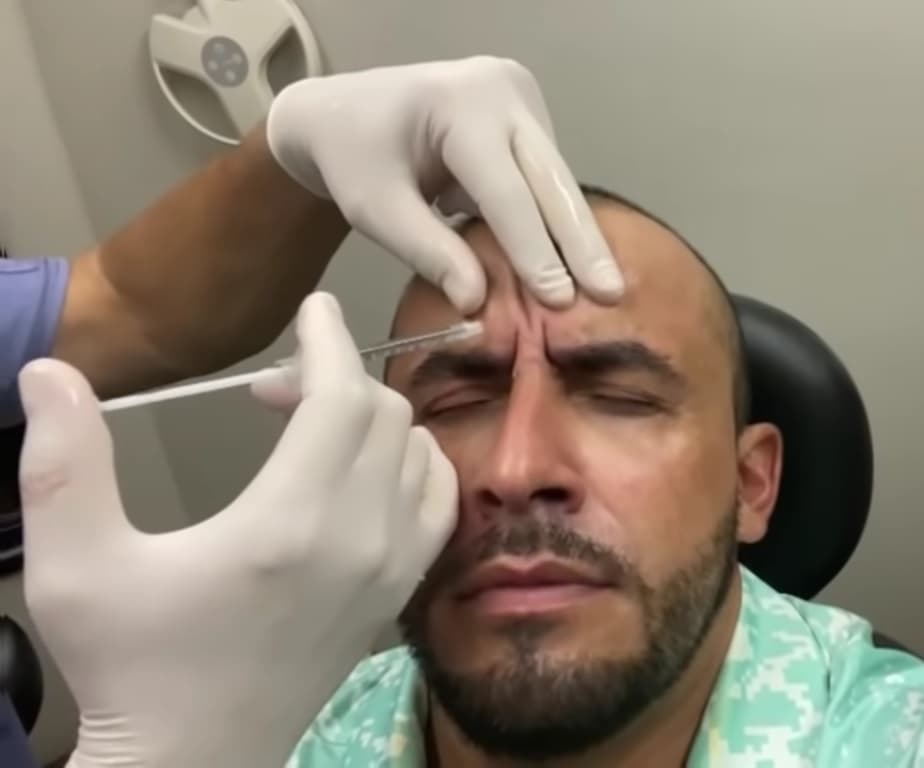 En octubre de 2021,
<a href="https://www.univision.com/famosos/lupillo-rivera-chiquis-sobrinos-apoyo">el hermano de Lupillo Rivera</a> publicó un video en su cuenta de YouTube donde se puede ver que un médico le inyectó bótox.
<br>