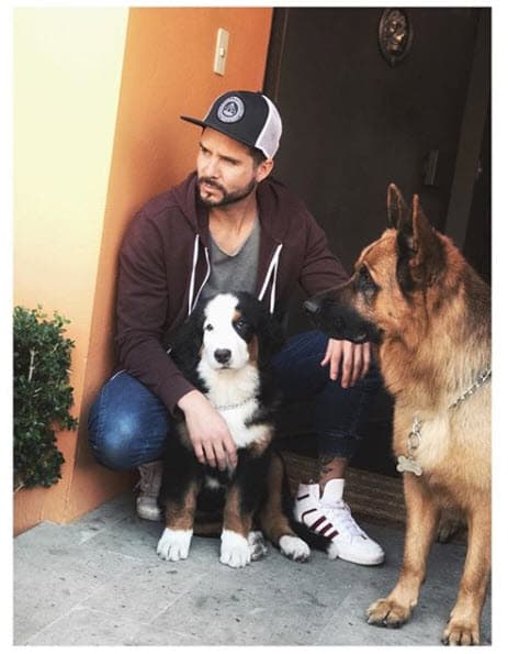 A través de su canal de You Tube, el galán de telenovelas confirmó la noticia: "Ya nos somos novios, ya terminamos, pero estoy muy contento con todo lo vivido con ella, con Dios por los momentos compartidos, le deseo siempre lo mejor, ella lo sabe, ella sabe que fue una persona muy especial en mi vida y la vida continúa".