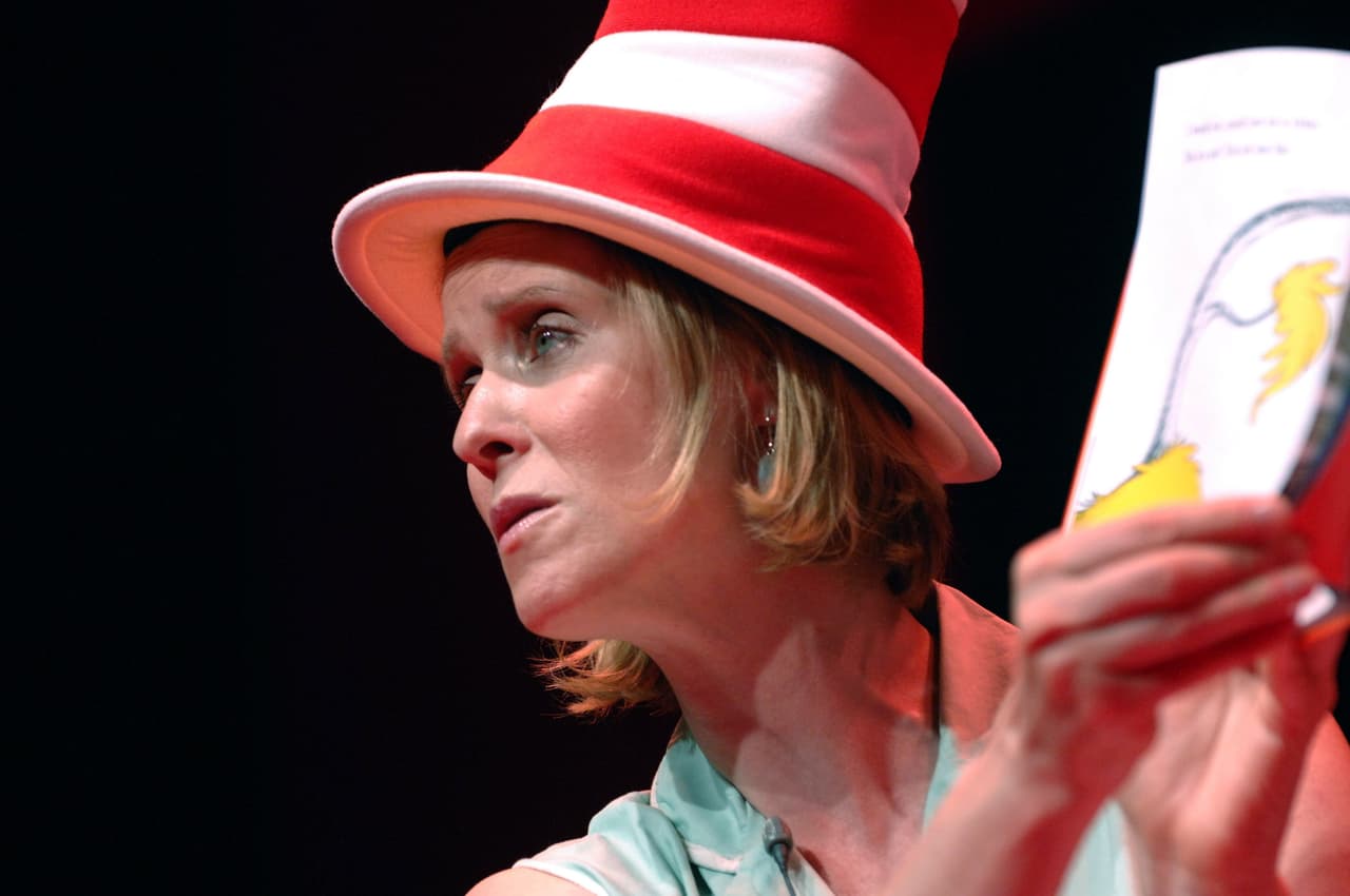 La semana pasada las Escuelas Públicas del Condado de Loudoun (LCPS), en Ashburn, Virginia, desaconsejaron conectar el Día de la Lectura con el onomástico del Dr. Seuss. "La investigación en los últimos años
<b>ha revelado fuertes matices raciales en muchos libros escritos/ilustrados por el Dr. Seuss</b>", dijo la LCPS en una
<a href="https://www.lcps.org/site/default.aspx?PageType=3&DomainID=1&ModuleInstanceID=274904&ViewID=6446EE88-D30C-497E-9316-3F8874B3E108&RenderLoc=0&FlexDataID=401332&PageID=1" target="_blank">declaración pública distribuida a los medios</a> en la que también desmienten que hubiesen prohibido sus libros.