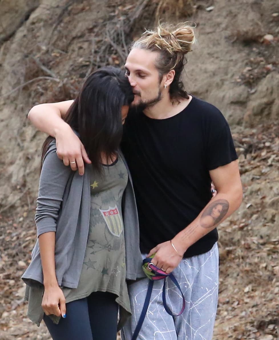 Nos perdimos el beso de su unión, pero nos quedamos con los besos de su historia de amor.