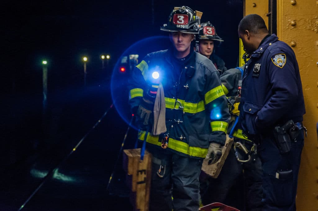 Presunto ladrón termina electrocutado por huir de la policía en una estación del subway 