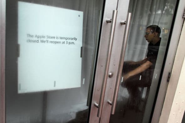 Steve Jobs fue homenajeado el miércoles tanto en el mundo real como en el virtual, con tributos en un memorial online del gigante de la electrónica Apple, que además cerró por unas horas sus tiendas en señal de duelo por la muerte de su legendario jefe, informó la agencia AFP.