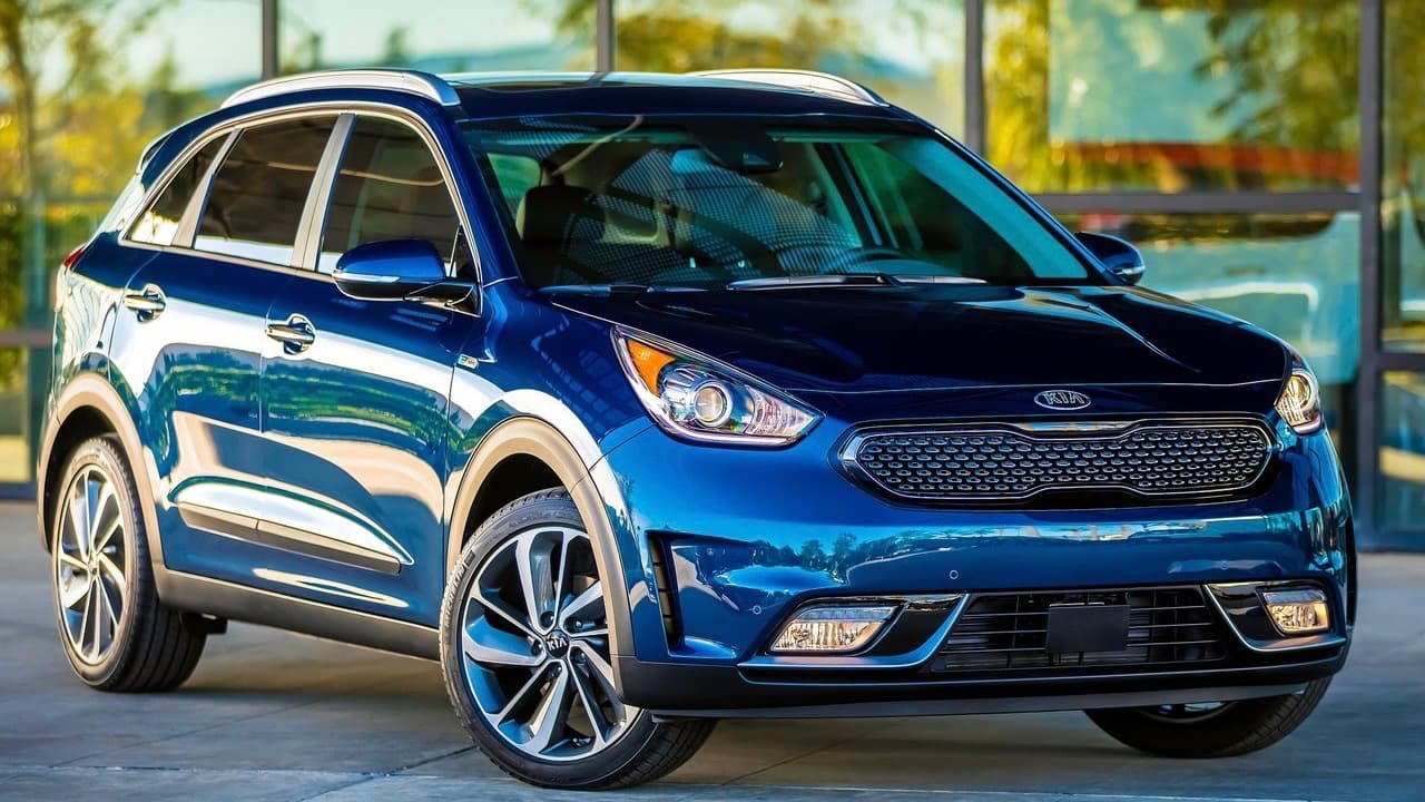 <b>3. Kia</b> (no figuró en la lista 2016)
<br>
<br>La marca hermana de Hyundai se destaca de su rival 
<i>in house</i> por una acertada política de diseño que ha elevado sus productos de mera comparsa a 
<b>protagonistas del panorama automotriz</b>. Los hermosos diseños de Kia son la consecuencia de la contratación del diseñador 
<b>Peter Schreyer</b>, padre del Audi TT, en 2006. Schreyer rápidamente creo un elemento identificativo común para los modelos Kia del futuro, una parrilla a la que llamó “nariz de tigre” que invoca la naturaleza poderosa pero amigable del tigre. No se cuales son esos tigres amigables de que habla Schreyer, todos los que he visto han querido comerme, pero su estrategia ha funcionado de maravilla.
<br>
<br>En la imagen: 
<b>Kia Stinger 2017</b>.