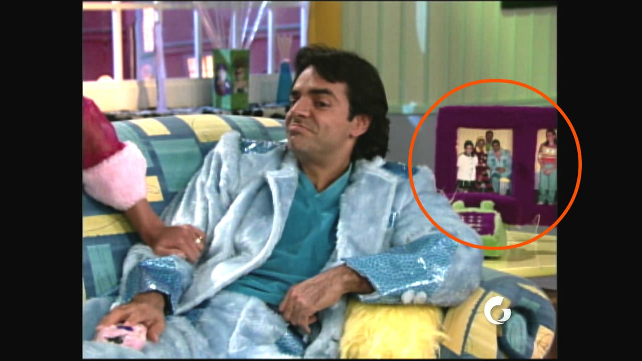 En la sala de su departamento, los P. Luche tienen una foto donde están todos los integrantes de la familia excepto Bibi, quien aparece sola en una foto contigua.