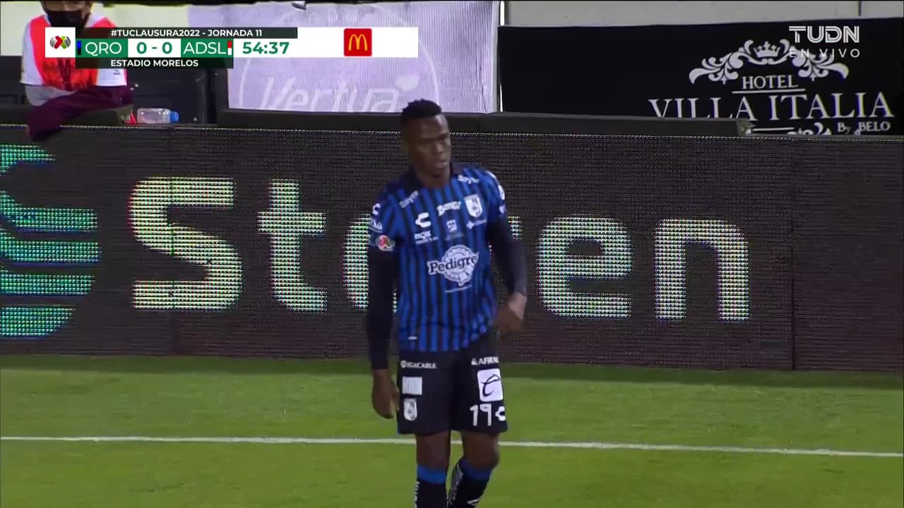 ¡CERCA! José Angulo disparó que se estrella en el poste.