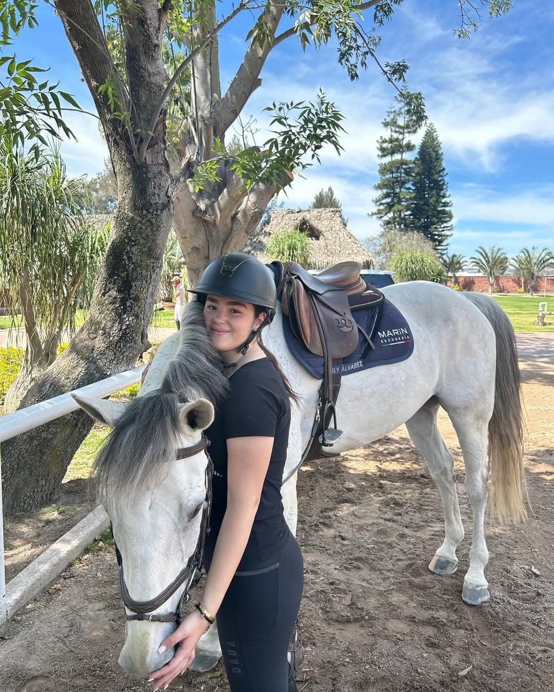 En las imágenes que comparte se aprecian sus atuendos de diseñador, viajes alrededor del mundo y 
<a href="https://www.univision.com/famosos/hija-canelo-competencia-equitacion-papas">clases de equitación. </a>
<br>