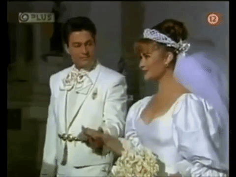 Leticia Calderón también ha sigo protagonista de un enlace matrimonial dentro de los melodramas, pero no en su vida privada. En la telenovela 'Esmeralda' producida por Salvador Mejía, Leticia Calderón y Fernando Colunga llegaron hasta el altar con los personajes de 'Esmeralda Peñarreal' y 'José Armando Peñarreal'.