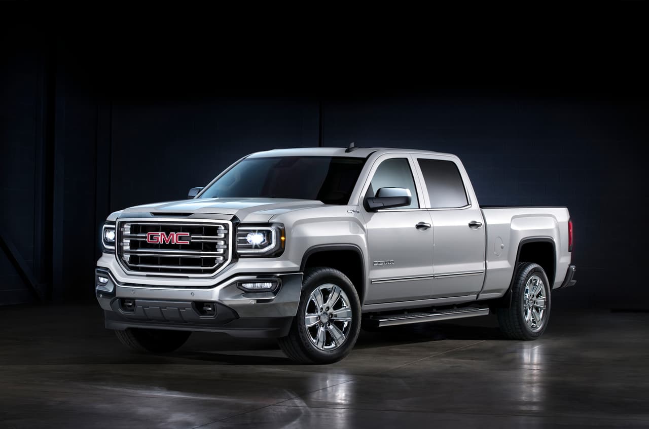 5.
<b>GMC Sierra</b>: En 2016 el público estadounidense adquirió 221,680 unidades de la pickup tamaño familiar de GMC, convirtiéndola en el quinto auto producido total o parcialmente en México más popular en Estados Unidos. Las unidades ‘Crew Cab’ (Cabina Doble) de este vehículo son construidas en la planta de ensamblaje de General Motors en Silao.
<br>