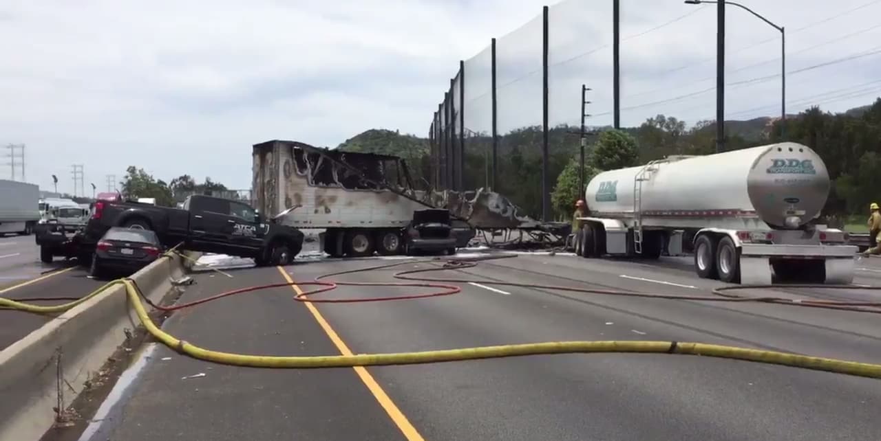 Escena del mortal accidente que provocó el cierre de la autopista 5 en el sur de California.