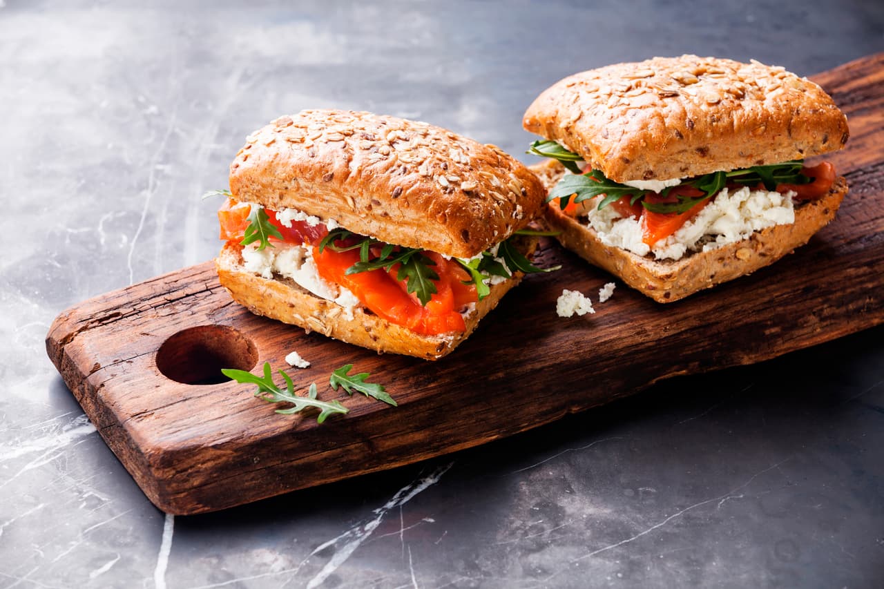 <b>Sándwich de salmón:</b> reemplaza el clásico bagel con una chapata. El relleno es casi lo mismo: un poco de queso crema, salmón ahumado, arúgula y si es de tu gusto, algunas alcaparra y cebolla morada picada muy finamente.