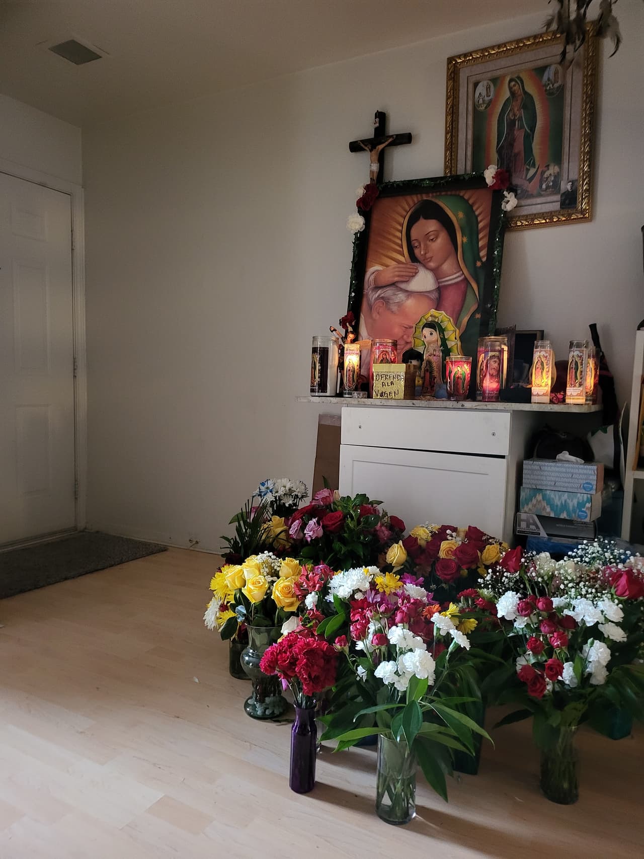 Con decenas de flores y veladoras rindiendo ofrenda a la 
<a href="https://www.univision.com/local/dallas-kuvn/virgen-guadalupe-fiestas-mananitas-serenata-catedral-dallas">Virgen de Guadalupe</a> y el Papa Juan Pablo II, así es el altar que nos compartió Cecilia González.