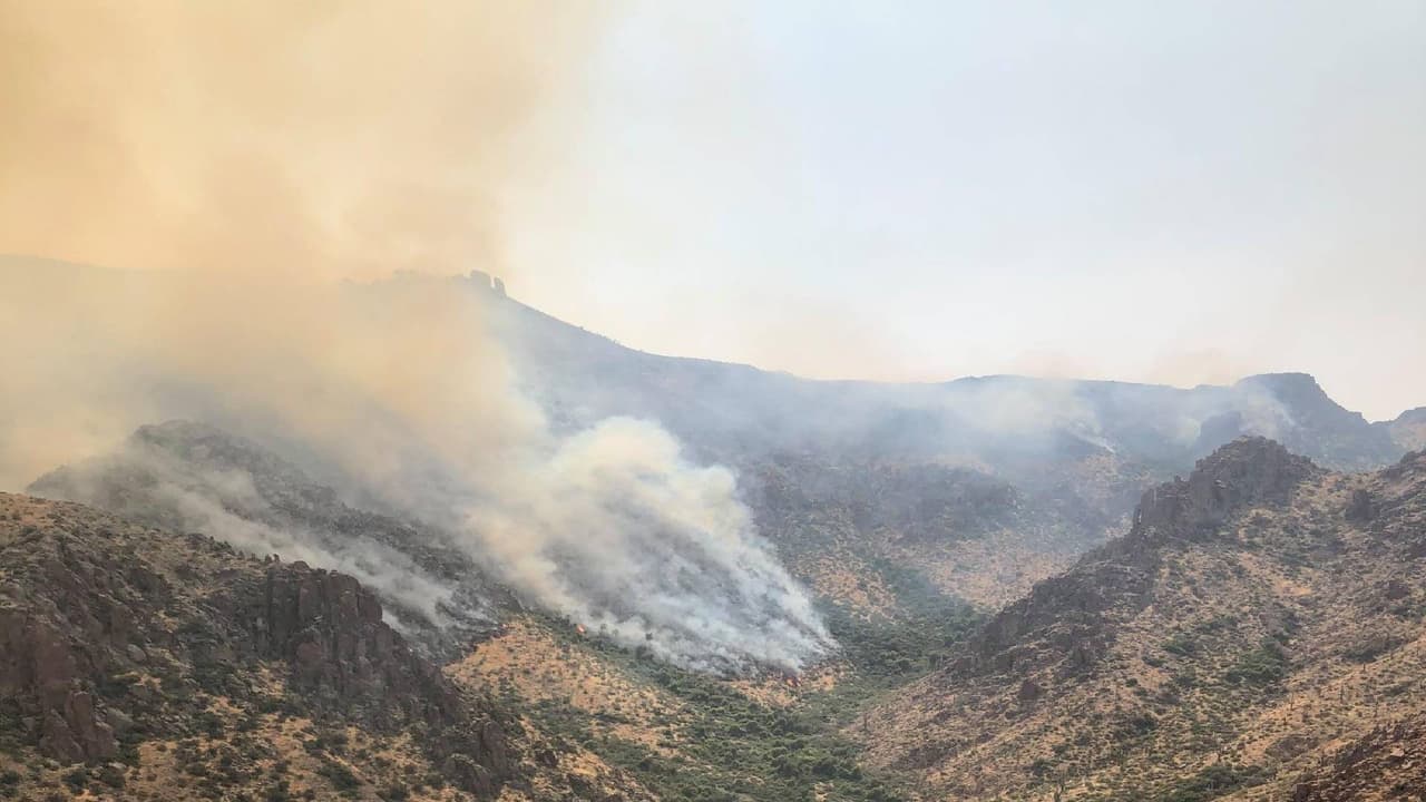 La tormenta monzónica que azotó gran parte de Arizona trajo consigo fuertes vientos y provocó un incendio al norte de Gold Canyon.
<br>