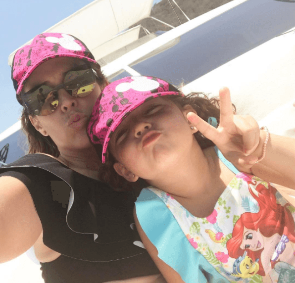 Y tal parece que no solo Caro es fan de la princesa Ariel, sino también Jacqueline su hija mayor.