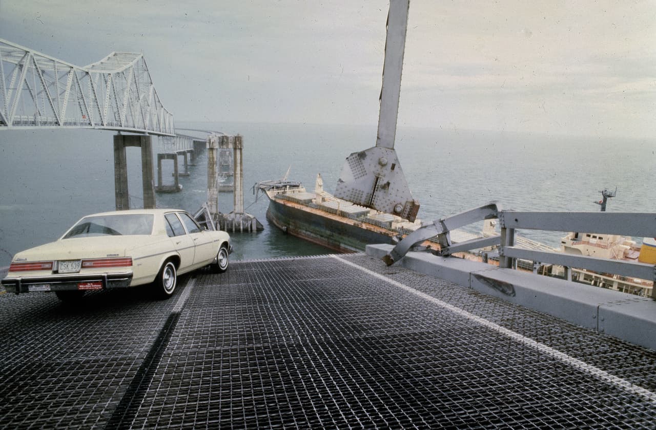 <b>Puente Sunshine Skyway, Tampa, Florida (1980)</b>
<br>
<br>
<b>35 fallecidos. </b>
<br>
<br>En la mañana del 9 de mayo de 1980 una tormenta repentina envolvió el puente Sunshine Skyway, en la desembocadura de la bahía de Tampa, al sur de San Petersburgo.
<br>
<br>Navegando a ciegas por tener el radar inactivo, 
<a href="https://www.wfla.com/news/local-news/tampa-bay-marks-41-years-since-sunshine-skyway-bridge-disaster/"><u>un carguero de 20 toneladas chocó con dos de las columnas de soporte del puente</u></a>. Intentaba sortear el canal de navegación de la bahía a través de la niebla, la lluvia y los vientos huracanados. 
<br>
<br>Una sección de 1,200 pies de largo cayó al agua junto con seis autos, una camioneta y un autobús Greyhound. El accidente mató a 35 personas. 
<br>
<br>En 1987 se inauguró un nuevo puente Sunshine Skyway, un ícono de la ciudad de Tampa.
<br>
