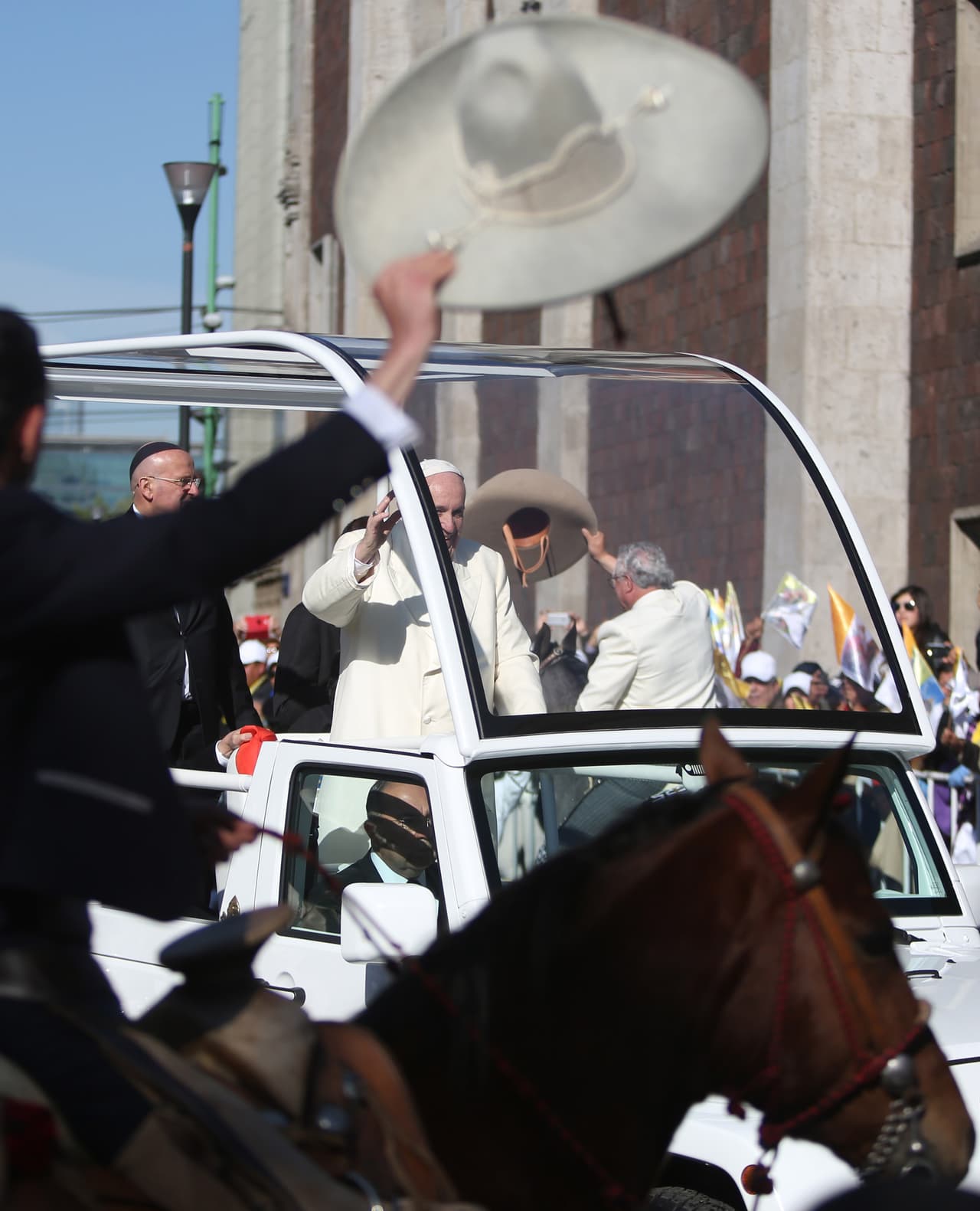 A su salida del Palacio Nacional le entregaron un sombrero de charro.