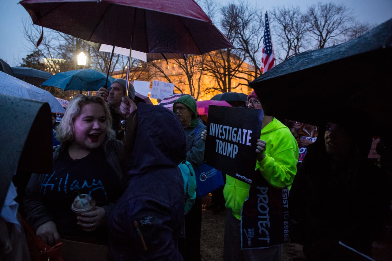 Manifestantes reunidos en el parque Lafayette.