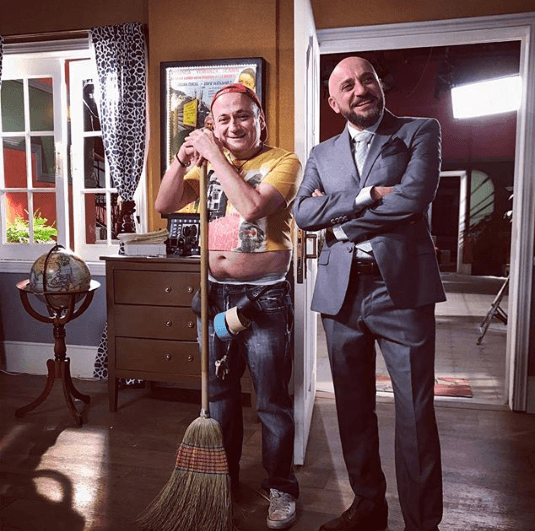 Darío Ripoll también consintió a sus seguidores con una fotografía junto a Lalo España, quien interpreta a Germán. "Como disfruto grabar con mis 'Vecinos' ,en especial con este Master!! ..mi querido Lalo España", escribió en el pie de foto.