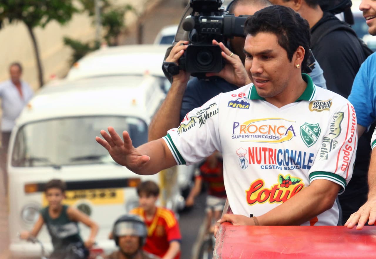 Aunque Salvador Cabañas no perdió la vida y logró reponerse, las secuelas del disparo que recibió en la cabeza lo dejaron imposibilitado para regresar a las canchas de manera profesional. En la actualidad vende pan en su natal Paraguay y de vez en cuando se da tiempo para jugar regresar al balompié, aunque sea de forma amateur.