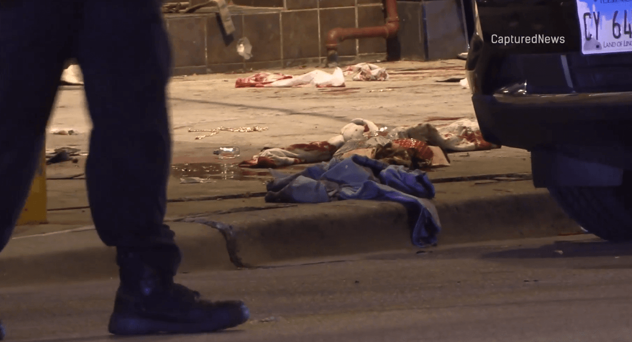 El ataque se realizó en un vehículo oscuro que pasó frente al club y desde allí comenzó a disparar contra la multitud. El atacante huyó de la escena del crimen.