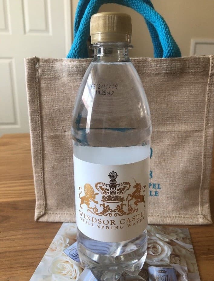 El 
<b><a href="https://www.hrp.org.uk/kensington-palace/#gs.Ig=1HqE">Palacio de Kensington</a></b> ya había informado que 
<b>solo ofrecería refrigerios ligeros</b> a los invitados, que se alojarían en los jardines del castillo para ver la ceremonia a través de las pantallas gigantes que se colocaron para la ocasión. En el bolso, los organizadores incluyeron una botella de agua.