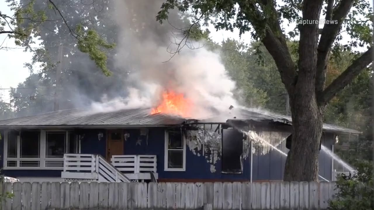 Una vez que las llamas fueron extinguidas, los Policías ingresaron a la vivienda, donde 
<b>localizaron a un hombre sin vida</b>, quien más tarde fue identificado como Carlos Gómez, el presunto agresor.