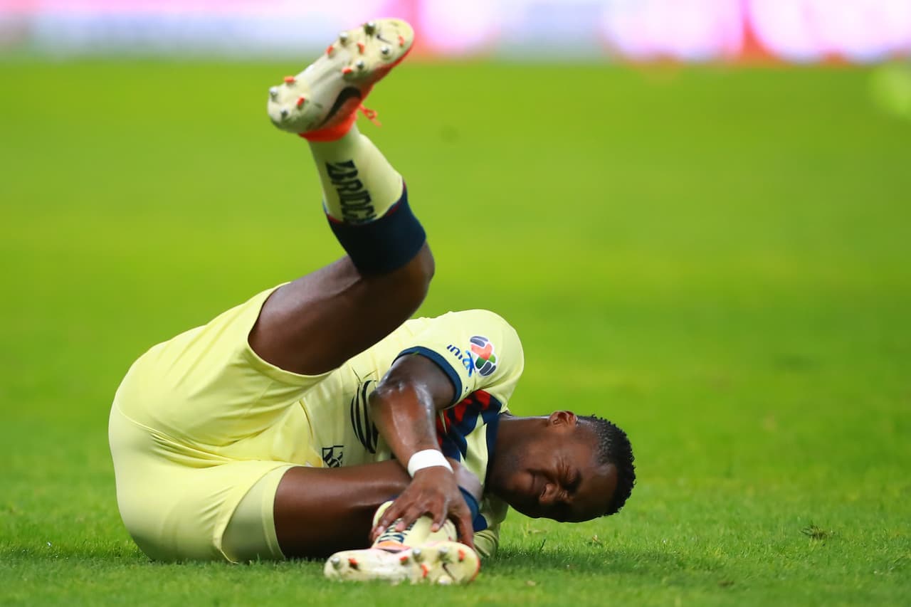 De este modo, el tiempo de recuperación es indefinido ya que depende de la evolución que presente el futbolista.