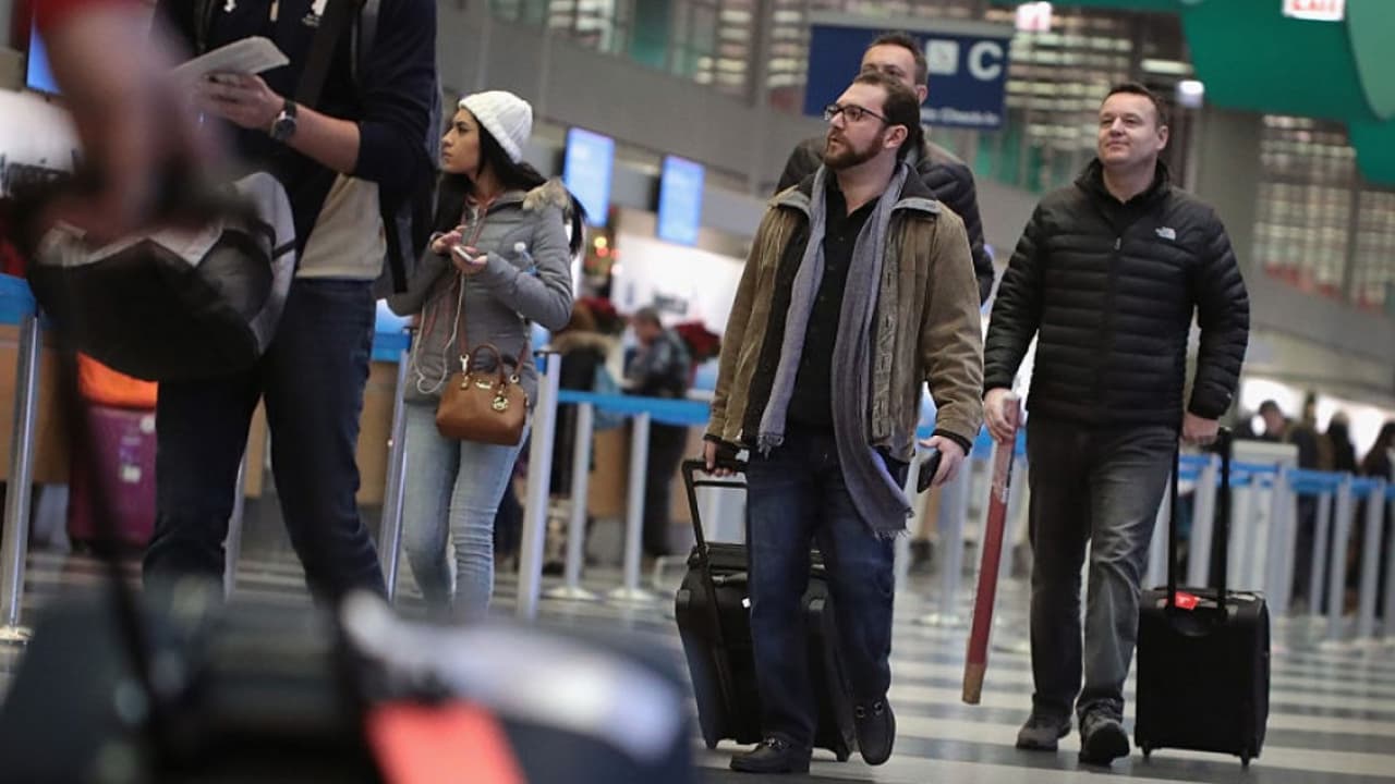 Cuidado si viajas este fin de semana: El huracán ‘Dorian’ podría afectar los vuelos de Chicago