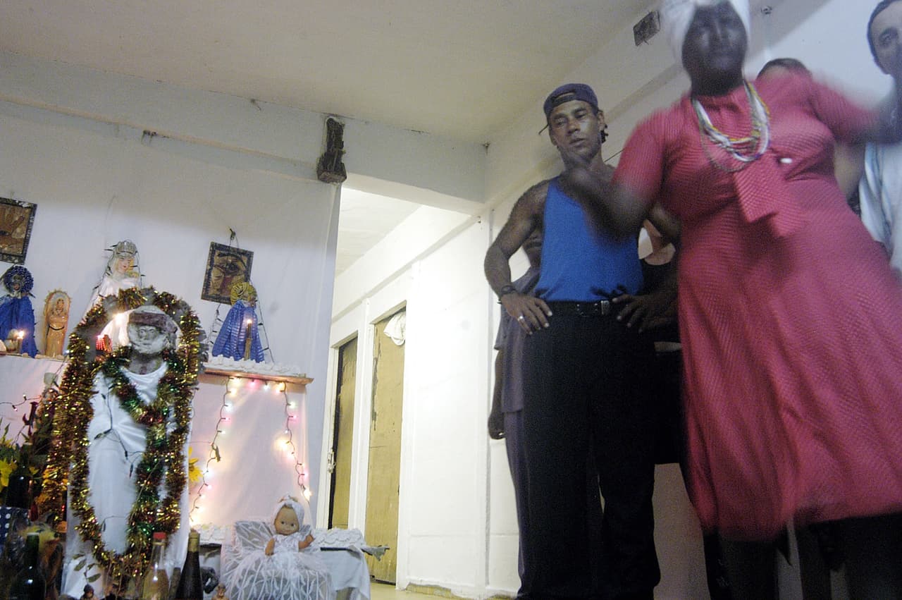 Si alguien quiere iniciarse en la Santería, esa persona debe recibir una "limpieza" para purificarse. La primera iniciación es llamada la de los collares, conocidos como "elekes". Se le dan cinco collares que pertenecen a Eleggua, Obatalá, Shangó, Yemayá y Oshún y las cuales protegen del mal. Se espera que la persona respete a los orishas y se comporte con moral.