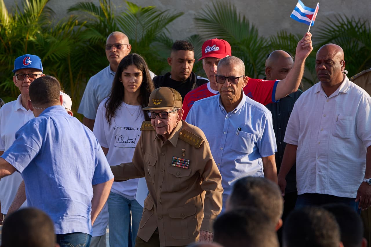 El expresidente Raúl Castro, al centro, llega a una concentración con motivo del Día Internacional de los Trabajadores en la Tribuna Antiimperialista José Martí, en La Habana, Cuba, el viernes 1 de mayo de 2026. (Foto AP/Ramon Espinosa)