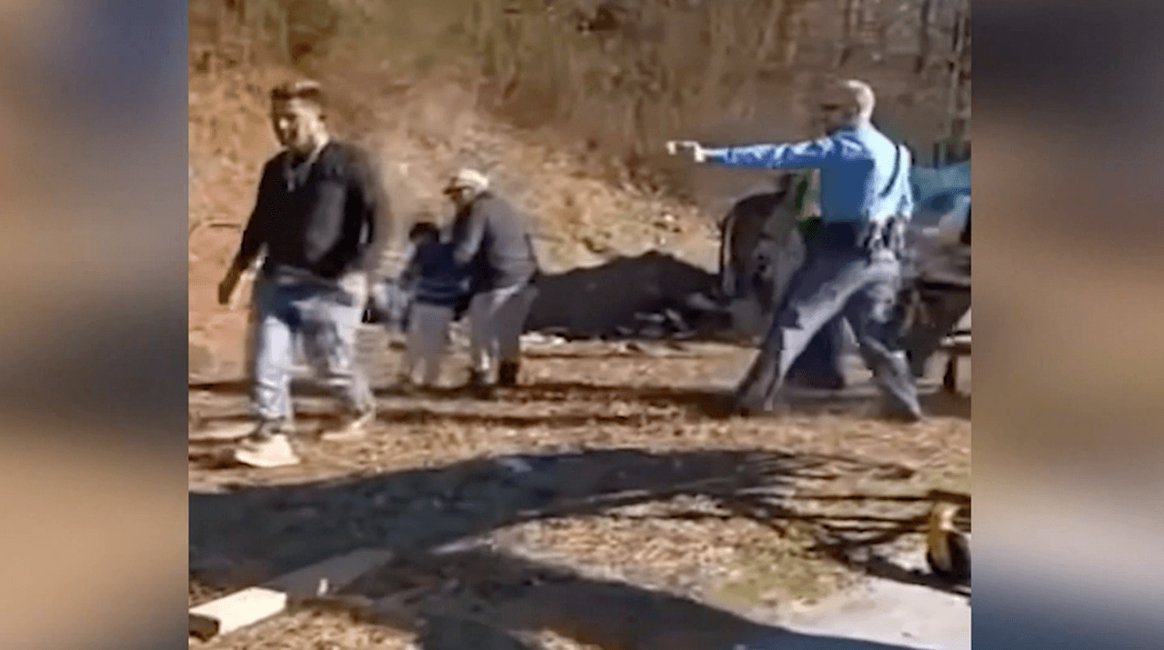 "Todavía tiene el cuchillo": revelan llamada al 911 de policía que mató a un hombre en la I-440