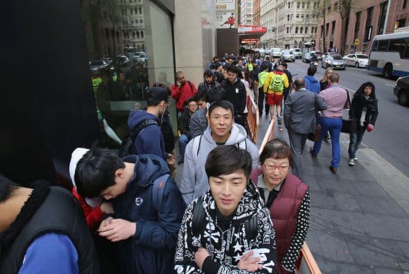 Una multitud se forma alrededor de la manzana George y la calle King en Sydney, mientras esperan el lanzamiento del iPhone 6.