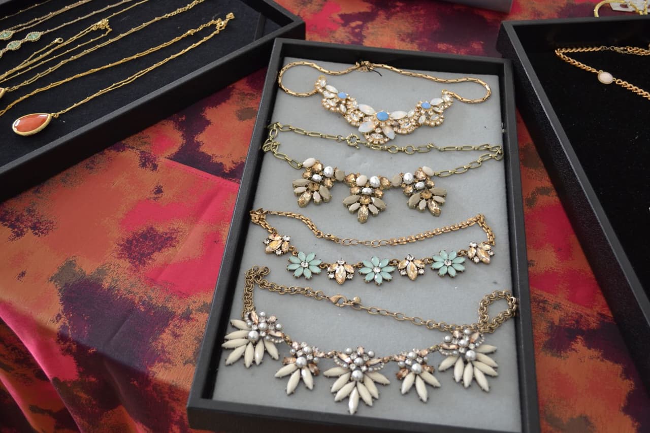 Después de elegir sus vestidos y zapatillas, las afortunadas pasaron a los stands de accesorios para escoger los aretes y collares acordes a los modelos que requería su atuendo.