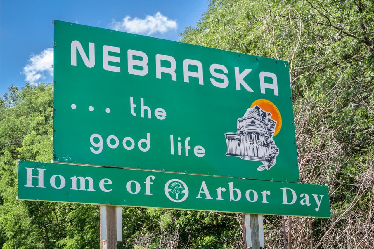 <b>Puesto 20. Nebraska </b>
<br>
<br>Puntaje total: 55.61.
<br>
<br>Asequibilidad: puesto 31.
<br>
<br>Economía: puesto 7. 
<br>
<br>Educación y salud: puesto 14.
<br>
<br>Calidad de vida: 32. 
<br>
<br>Seguridad: 31.
<br>
<br>Para determinar los mejores estados para vivir en 
<a href="https://www.univision.com/temas/estados-unidos-de-america">Estados Unidos</a>, el portal 
<a href="https://wallethub.com/edu/best-states-to-live-in/62617" target="_blank">Wallethub analizó más de 50 variables </a>clave en cinco grandes categorías: asequibilidad, economía, educación y salud, calidad de vida y seguridad. 
<br>
<br>Cada estado fue evaluado en una escala de 100 puntos en cada categoría, y el promedio dio la puntuación total. 
<br>
<br>El puesto 1 de un estado en una categoría representa las mejores condiciones en esa métrica, el puesto 50 las peores condiciones.
<br>