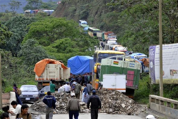 Las protestas de los cocaleros demandan mayor cupo para la comercialización de coca y el relevo de autoridades del gobierno del presidente Evo Morales.