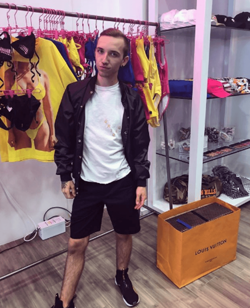 El obsequio ha dejado a muchos fanáticos preguntándose dónde está el suyo y a otros felicitando al joven por la sorpresa y lo que sin duda fue un gran momento para él.