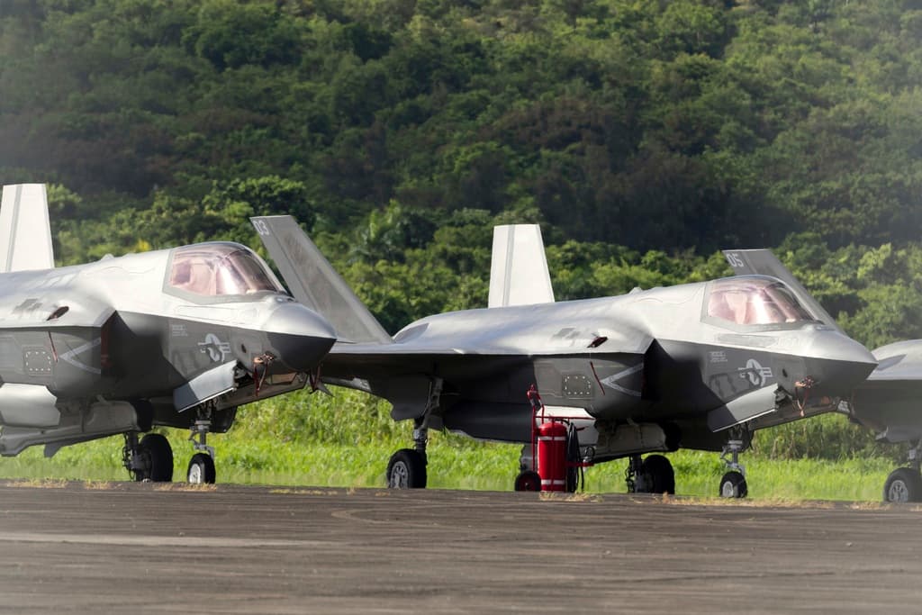 A los F-35, fabricados por Lockheed Martin, los define 
<b>su diseño</b>, que en combinación con sus sistemas y sensores, permite que 
<b><a href="https://www.univision.com/shows/noticiero-univision/eeuu-envia-10-cazas-f-35-a-puerto-rico-tras-sobrevuelo-de-aviones-venezolanos-a-uno-de-sus-buques-video" target="_blank">no sean detectados por la mayoría de los radares aéreos. </a></b>
<br>
<br>Hasta la pintura gris de estos F-35 está aplicada para hacerlos menos visibles a los radares.