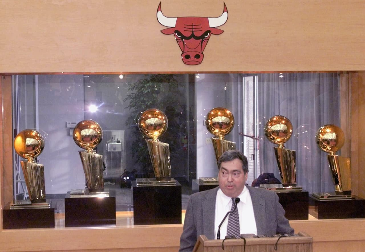 Jerry Krause era el gerente general del equipo, las decisiones que él tomara en cuanto a jugadores y entrenadores, prácticamente se hacían. Ciertas declaraciones hicieron que Michael y Pippen no lo respetaran y le hicieran bulling.