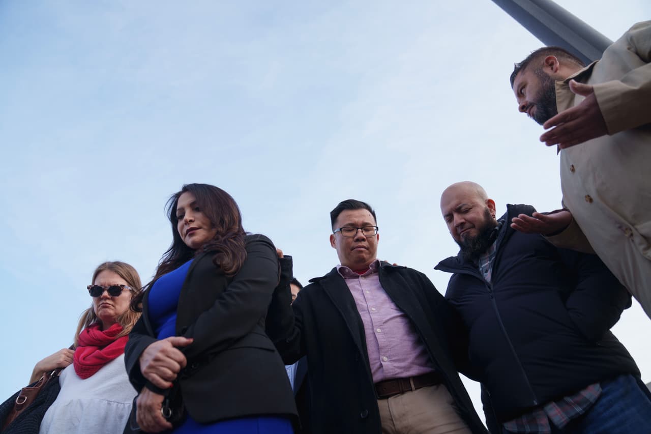 "Nuestros corazones están con aquellos que perdieron a sus seres queridos esta noche en nuestra ciudad vecina, Monterey Park, donde acaba de ocurrir un tiroteo masivo", dijo en Twitter el contralor de la ciudad de Los Ángeles, Kenneth Mejía, el primer estadounidense de origen asiático en ocupar un cargo municipal en Los Ángeles.