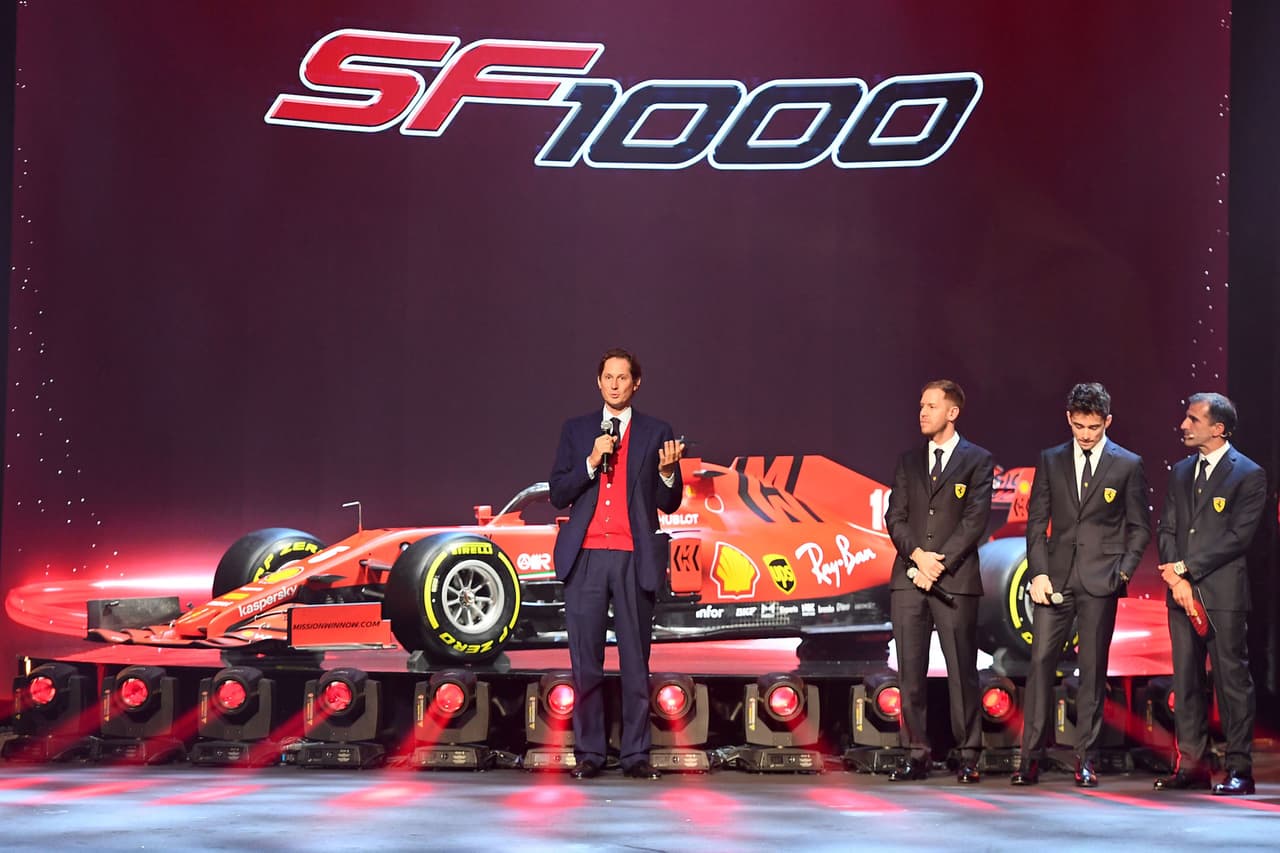 Ferrari presentó el SF1000 nombre que le viene porque en la temporada 2020 alcanzará como escudería su carrera número 1000 en la Fórmula Unoy será en el Gran Premio de Canadá.
<br>Sus pilotos titulares serán Sebastian Vettel (5) y Charles Leclerc (16).