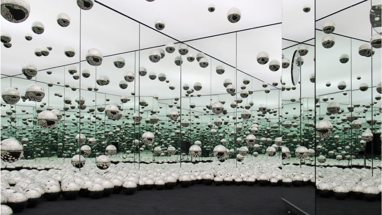 Dentro del museo, encontrarás varios cuartos únicos como el "Infinity Mirror Room", espacio creado por el artista Yayoi Kusama.