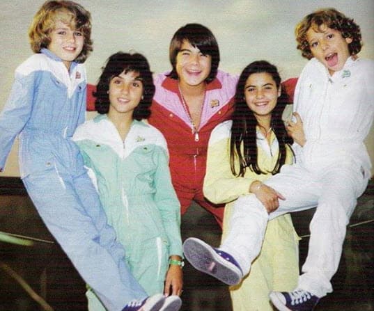 La 'ficha roja' del famoso grupo infantil sufrió un terrible accidente automovilístico en Murcia, España, el 31 de marzo de 1998. El fuerte impacto provocó que perdiera el brazo izquierdo, a pesar de los intentos de los médicos por reimplantárselo, así lo informó el 
<a href="http://hemeroteca.abc.es/nav/Navigate.exe/hemeroteca/madrid/abc/1998/04/02/137.html" target="_blank">diario ABC</a> el 2 de abril de 1998.