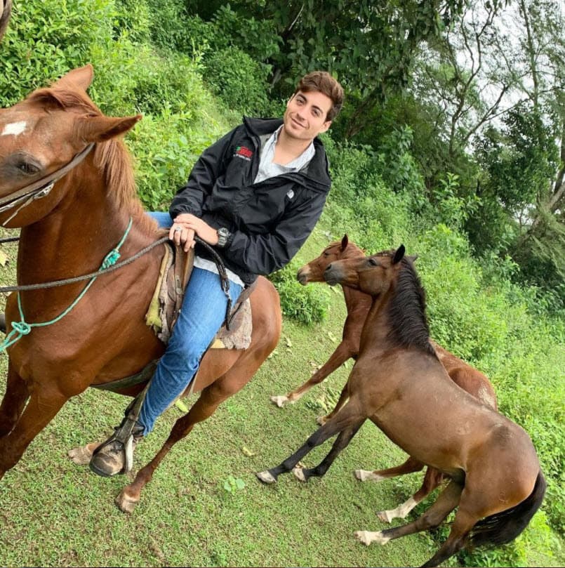 <b>El hermano de Danilo es agrónomo de profesión</b> y en su perfil de Instagram muestra algunas de sus actividades en el campo y con los animales.
<br>